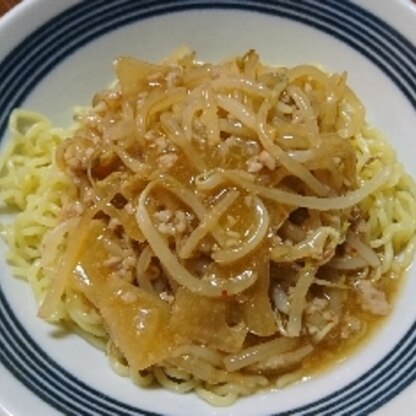 中華麺にのせてみました。お手頃な大根ともやしは冷蔵庫に入っていることが多いので、また作らせていただきます。